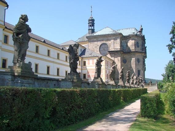 Restaurace A Penzion U Pešíků Cervený Kostelec Exterior foto