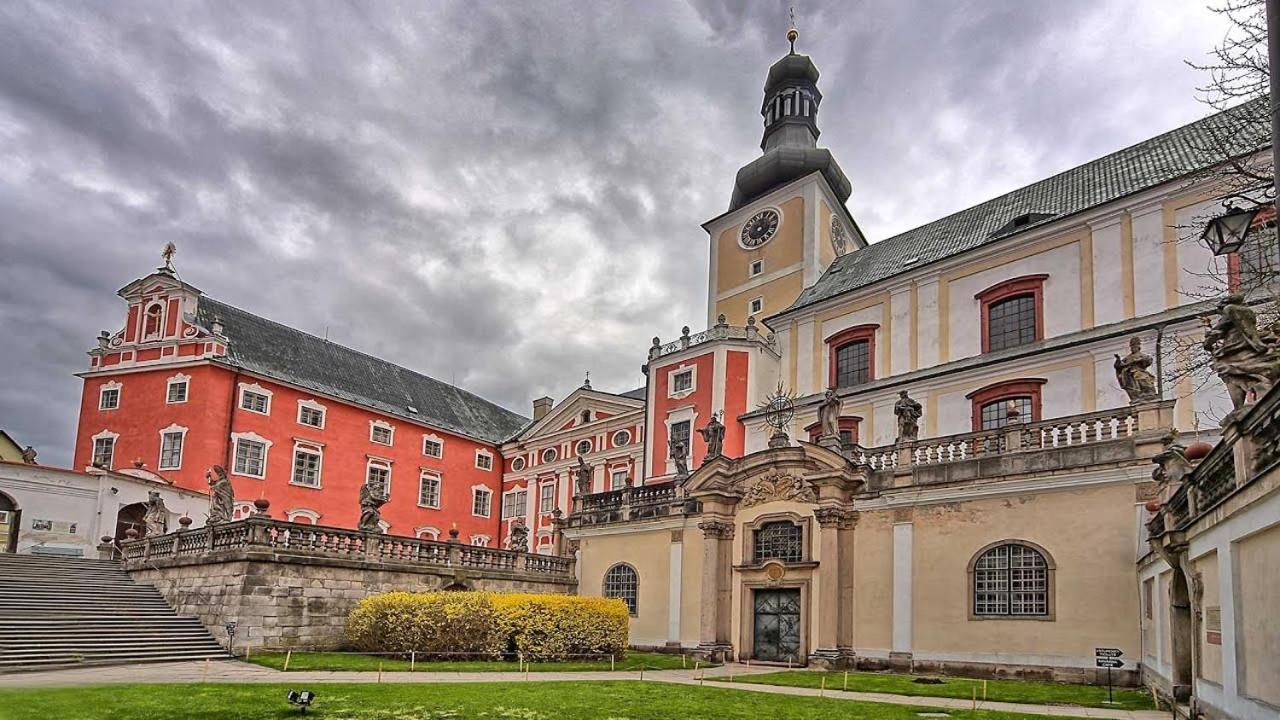 Restaurace A Penzion U Pešíků Cervený Kostelec Exterior foto