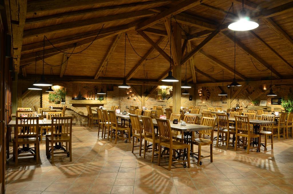 Restaurace A Penzion U Pešíků Cervený Kostelec Exterior foto