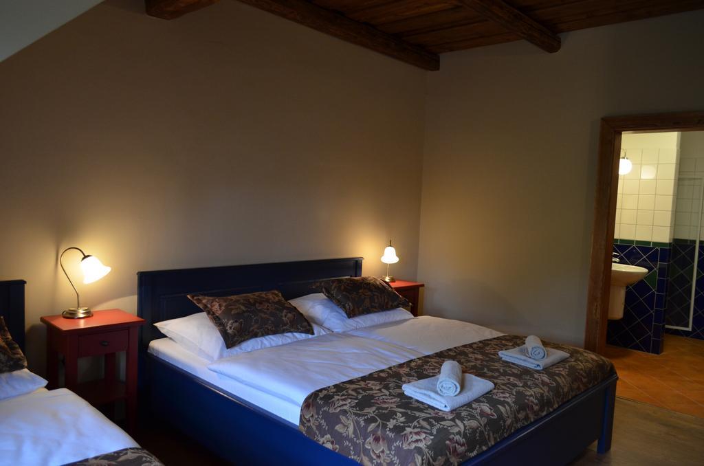 Restaurace A Penzion U Pešíků Cervený Kostelec Quarto foto