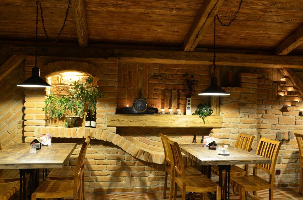 Restaurace A Penzion U Pešíků Cervený Kostelec Exterior foto