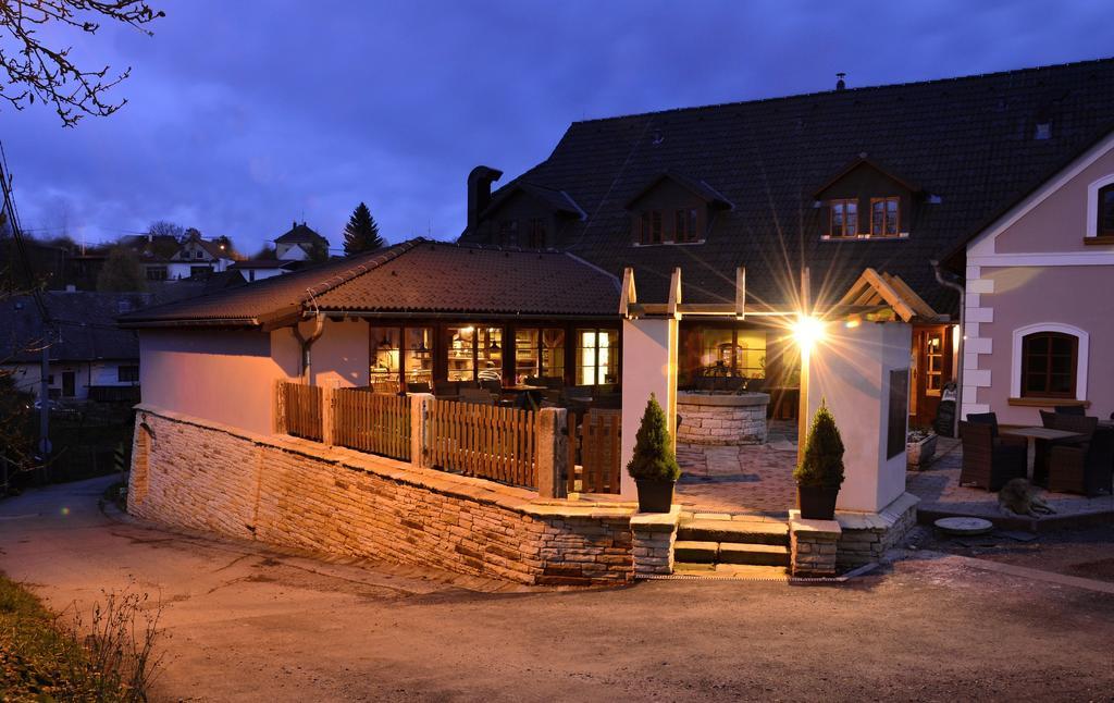 Restaurace A Penzion U Pešíků Cervený Kostelec Exterior foto