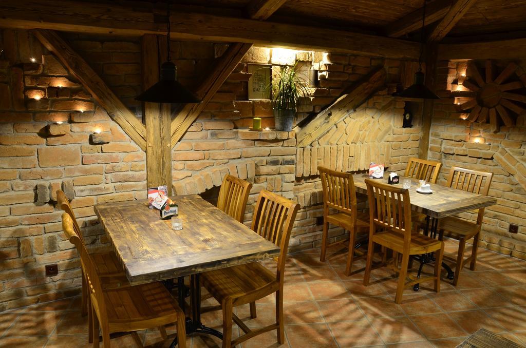Restaurace A Penzion U Pešíků Cervený Kostelec Exterior foto